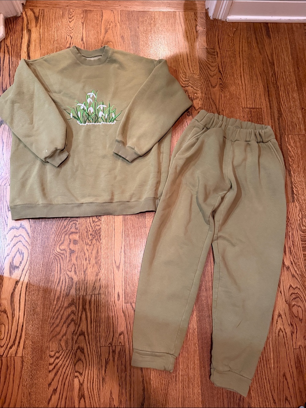 Olive Green Women's Sweatpants Set with Embroidered Floral Detail